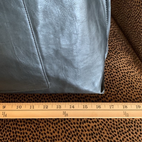 Large black tote, to fit all your things - Picture 8 of 9